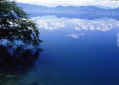 田沢湖畔鏡写し